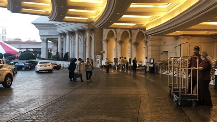 Does caesars palace have valet parking?
