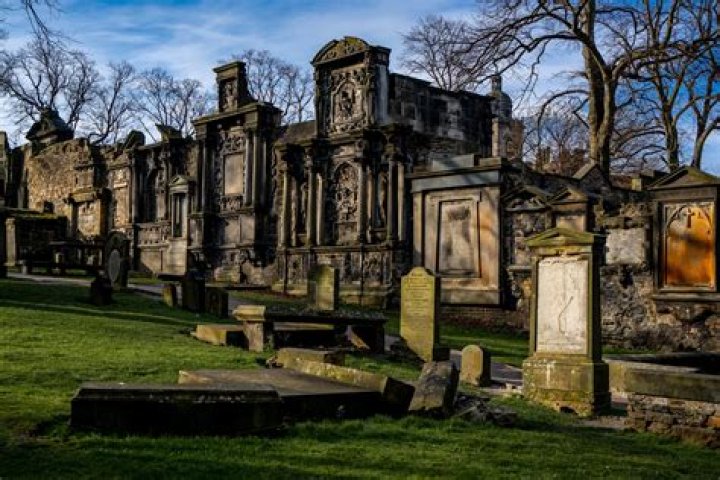 Who is buried in greyfriars kirkyard?